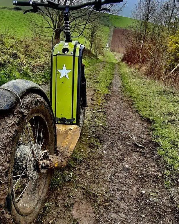 Thanks to its Fat wheels, the Zosh all-terrain electric scooters fear nothing even on soft ground